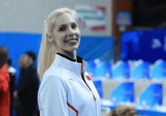 包含俄罗斯体操选手表现出色，成就大满贯，掌声雷动的词条