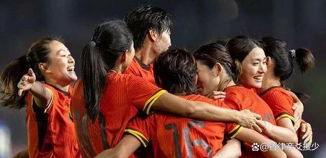 发光点明的女足协同昂首,云接日,引发热议 发光点明的女足协同昂首,云接日,引发热议