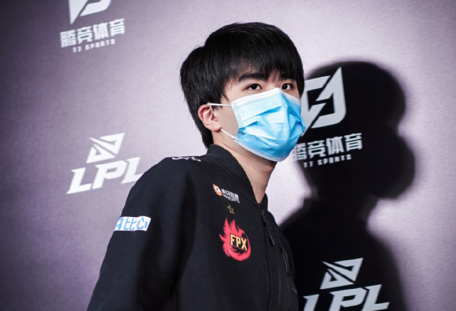 FPX力克G2,BDD操刀奇招英雄翻盘激烈交锋入围赛,引爆全场热议 FPX力克G2,BDD操刀奇招英雄翻盘激烈交锋入围赛,引爆全场热议