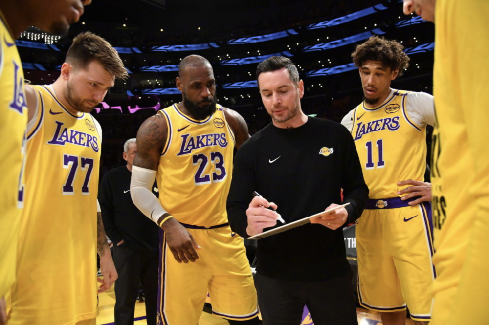 雷霆险胜雄鹿，东契奇带队取胜