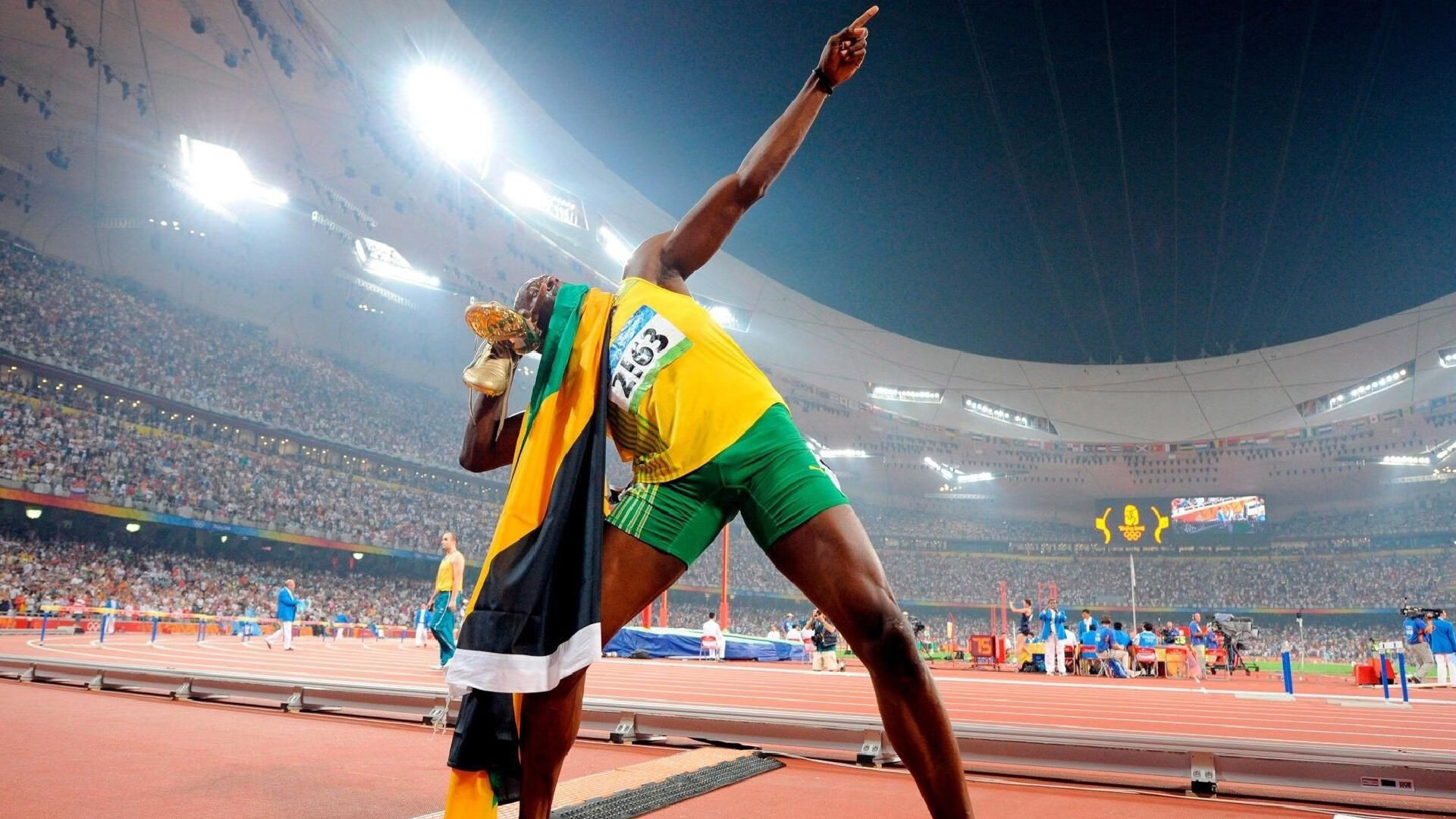 F1街道赛的节奏，篮球场的鏖战，深圳队与篮网的焦点对决解析